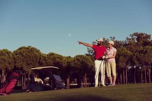 portret van paar Aan golf Cursus foto