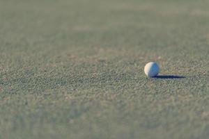 golfbal op gras foto
