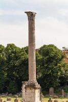 het bouwen van ruïnes en oude zuilen in rome, italië foto