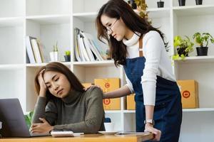 verkopen producten naar online bedrijf eigenaren. twee Dames zijn gefrustreerd met online verkoop dat zijn niet vergadering hun doelen. foto