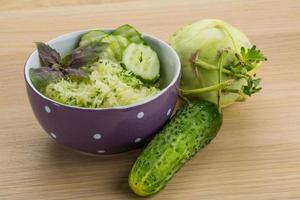 koolraap salade Aan houten achtergrond foto