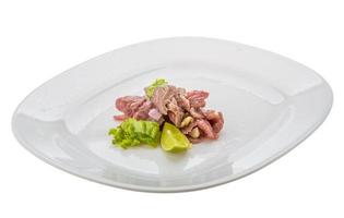 rundvlees carpaccio Aan de bord en wit achtergrond foto