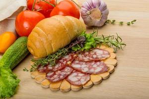 salami Aan houten bord foto