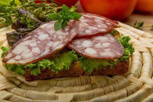 salami worstjes op houten bord foto