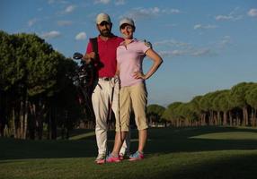 portret van paar Aan golf Cursus foto