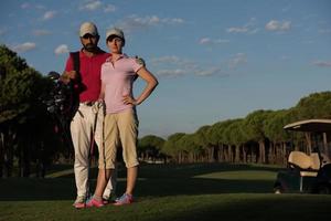 portret van paar Aan golf Cursus foto