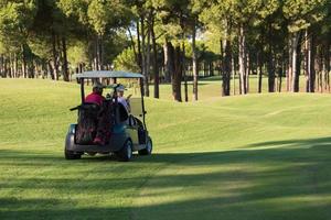 paar in buggy Aan golf Cursus foto