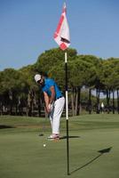 golf speler raken schot Bij zonnig dag foto