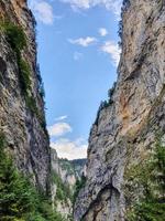 bochtige weg tussen steile rotsen van trigrad kloof in de westelijke rhodopes, bulgarije. foto