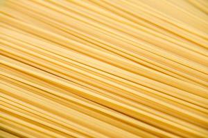 rauw spaghetti Italiaans pasta ongekookt spaghetti structuur achtergrond klaar naar koken in de restaurant Italiaans voedsel en menu foto