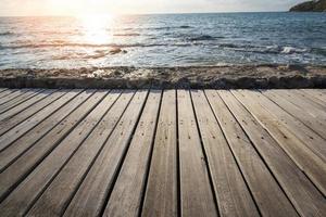 terras visie zee met leeg houten tafel top Aan de strand landschap natuur met zonsondergang of zonsopkomst - houten bord balkon visie zeegezicht idyllisch kust foto
