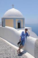 Grieks vrouw Aan de straten van oei, santorini, Griekenland foto