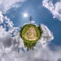 groen weinig planeet transformatie van bolvormig panorama 360 graden. bolvormig abstract antenne visie in veld- met hoog Spanning elektrisch pyloon torens en geweldig mooi wolken. kromming van ruimte. foto