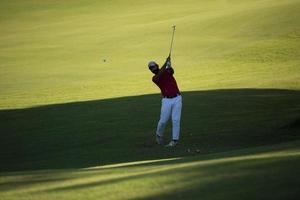 golf speler raken lang schot foto