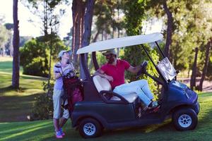 paar in buggy Aan golf Cursus foto