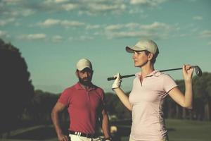 portret van paar Aan golf Cursus foto