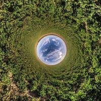 blauwe kleine planeet. inversie van kleine planeet transformatie van bolvormig panorama 360 graden. sferische abstracte luchtfoto. kromming van de ruimte. foto