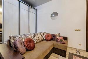 interieur van modern luxe leven kamer in studio appartementen in licht roze kleur stijl foto