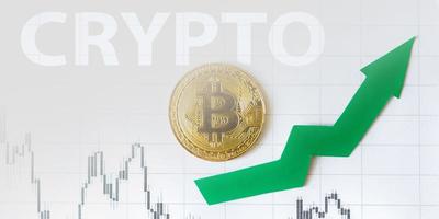 appreciatie van wisselkoersen van virtueel geld bitcoin. groene pijl met gouden bitcoin ladder op papier forex grafiek achtergrond. cryptocurrency-concept. foto