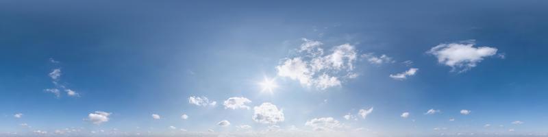 Doorzichtig blauw lucht met mooi wolken. naadloos hdri panorama 360 graden hoek visie met zenit voor gebruik in 3d grafiek of spel ontwikkeling net zo lucht koepel of Bewerk dar schot foto