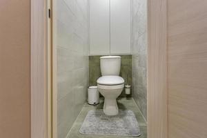 wit keramisch toilet kom in toilet foto