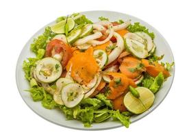 komkommer salade Aan de bord en wit achtergrond foto