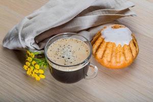 koffie met bun Aan houten achtergrond foto