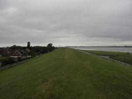 ditzum aan de rivier de ems foto