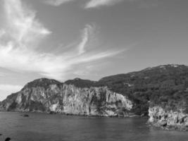 Bij de strand van corfu foto