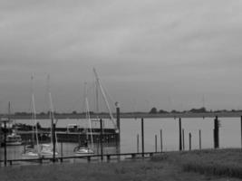 ditzum aan de rivier de ems foto