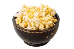 popcorn in een kom geïsoleerd Aan wit foto