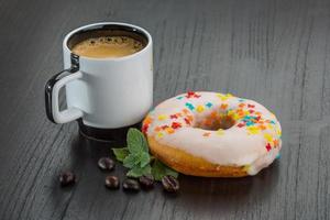 koffie met donuts Aan houten achtergrond foto