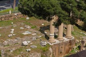 het bouwen van ruïnes en oude zuilen in rome, italië foto