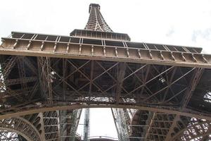 eiffel toren Parijs dichtbij omhoog visie foto