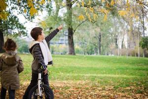 klein kinderen hebben pret in herfst dag Bij de park. foto