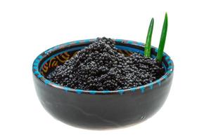 zwarte kaviaar in een kom op witte achtergrond foto