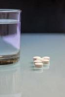 geneesmiddelen met glas van water. foto