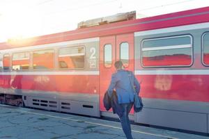 achterzijde visie van Mens proberen naar vangst de trein. foto