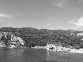 Bij de strand van corfu foto