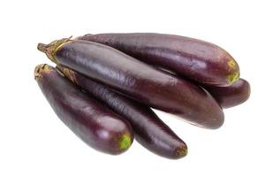 Aziatische aubergine op witte achtergrond foto