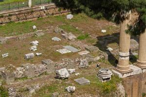 het bouwen van ruïnes en oude zuilen in rome, italië foto