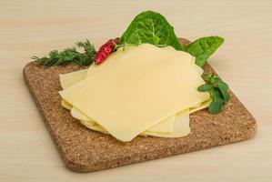 gesneden kaas Aan houten bord foto