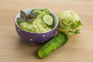 koolraap salade Aan houten achtergrond foto