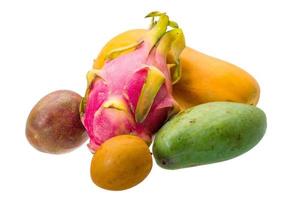 Thaise vruchten op witte achtergrond foto