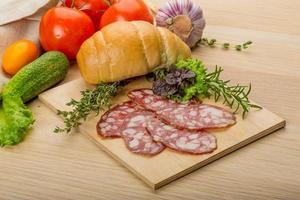 salami Aan houten bord foto