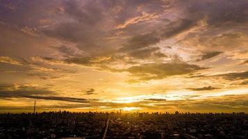 avondwolkenlandschap in de stad, kleurrijke zonsondergang foto