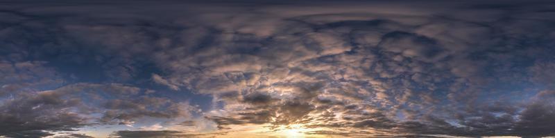 hdri 360 panorama van zonsondergang lucht met mooi wolken in naadloos projectie met zenit voor gebruik in 3d grafiek of spel ontwikkeling net zo lucht koepel of Bewerk dar schot voor lucht vervanging foto