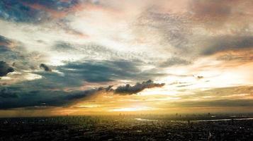 kleurrijke zonsonderganghemel in schemertijd foto