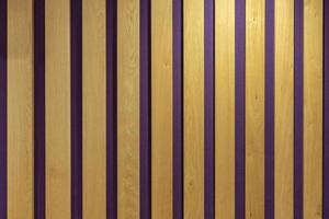 bruin hout plank Aan Purper behang muur structuur achtergrond. foto