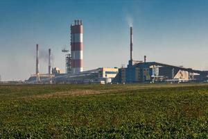 industrieel landschap milieuvervuiling afval van thermische elektriciteitscentrale. grote pijpen van de fabriek van de chemische industrie; foto